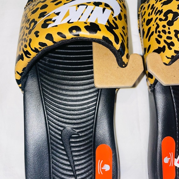 NWT-Nike Women Victori One Slide Print Sz 5 Chutney/White-Black - Picture 3 of 5